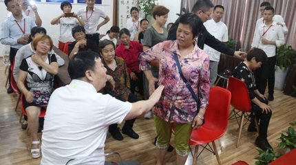 奇门阴柔回天功 一场身临其境的气功医疗体验